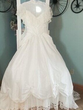 Wedding Dress Size 7-8 Chapel Train, New Veil, Rhinestone Tiara, Garment Bag